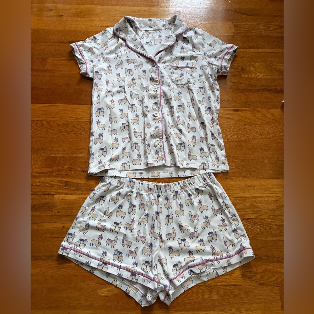 Roller Rabbit White Llama Print Shorts with Pink and Navy Accents